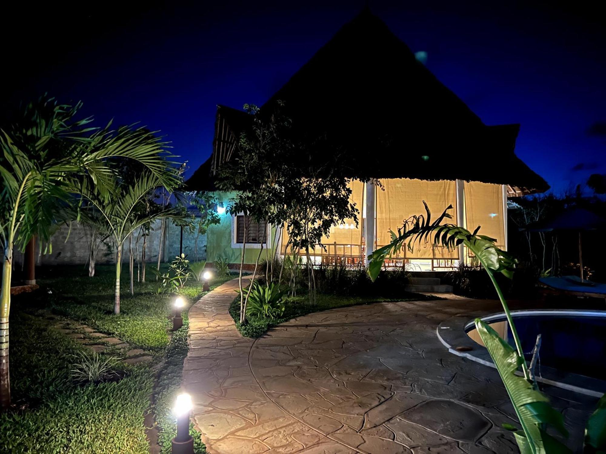 Paradiesische Villa Maisha Mazuri Mit Pool. Terrasse Und Personal Playa de Diani Exterior foto